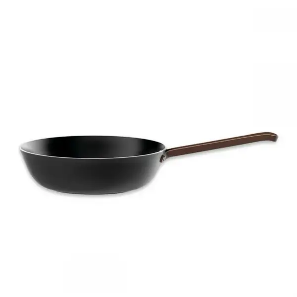 Padella a manico lungo in alluminio con rivestimento antiaderente nero. Manico in acciaio inossidabile  18/10 con rivestimento in PVD, marrone. Fondo in acciaio magnetico cm 50 h 11