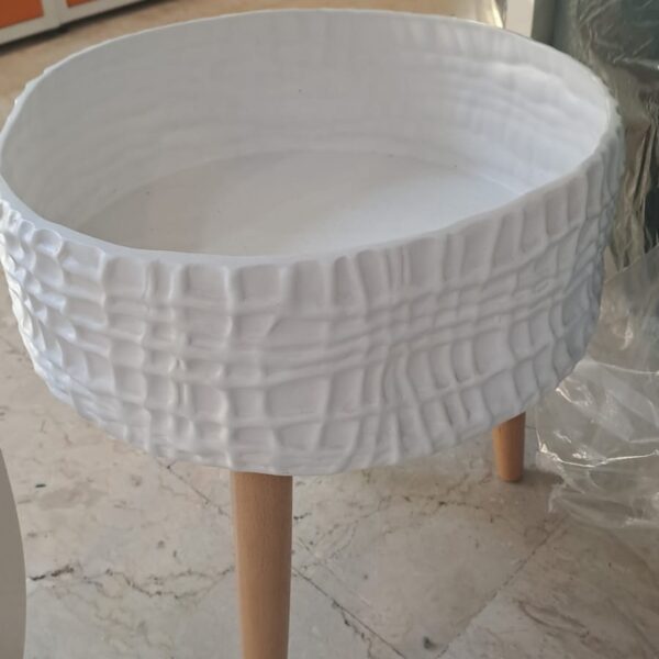 Cache-pot bianco con piedi in legno