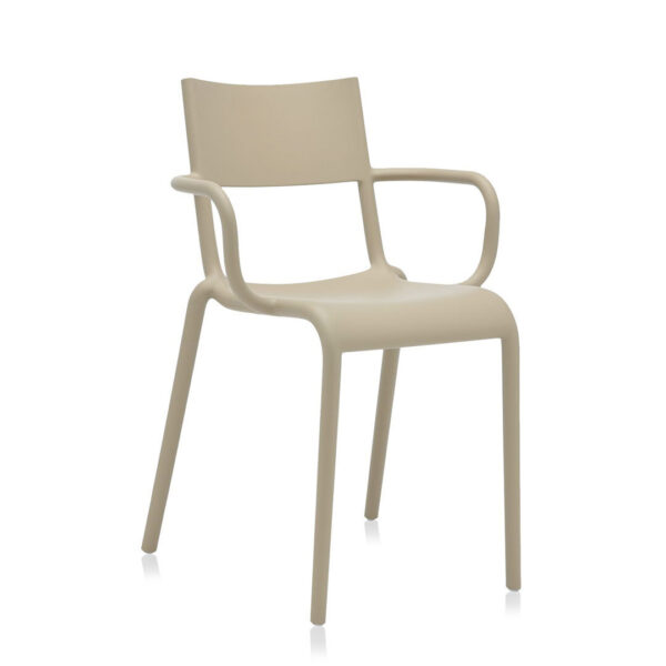 Generic A Kartell sedia in polipropilene modificato colorato in massa. In perfette condizioni, imballo non disponibile perché è unica confezione per due pezzi.