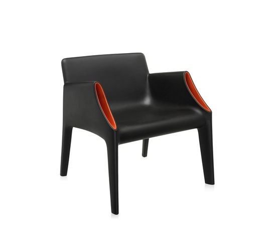 Poltrona Magic Hole di Kartell in colore nero matto e tasche colore arancio(articolo in esposizione ed in buone condizioni e senza scatola originale)